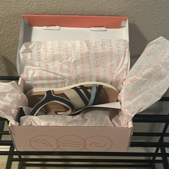 Woman’s comfort sandal - Velcro closure - Picture 2 of 10